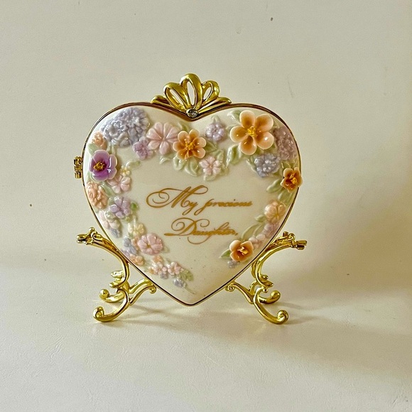 Floral Heart-Shaped Jewelry Box with Gold Accents - Picture 10 of 12